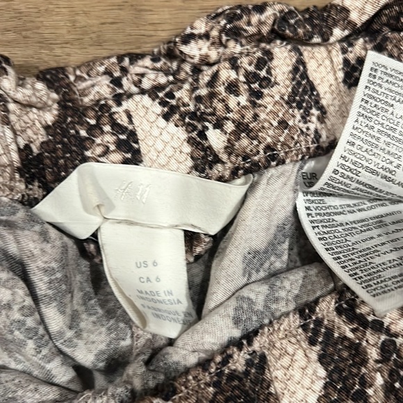H&M snakeskin soft pants high rise - Picture 2 of 3